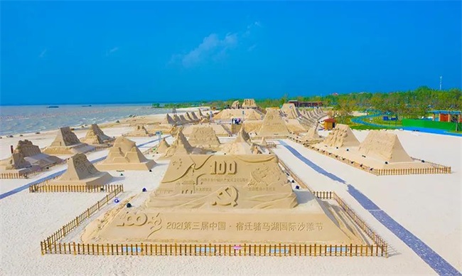 金色沙灘上塑起“紅色記憶”，光影沙雕再現(xiàn)百年征程