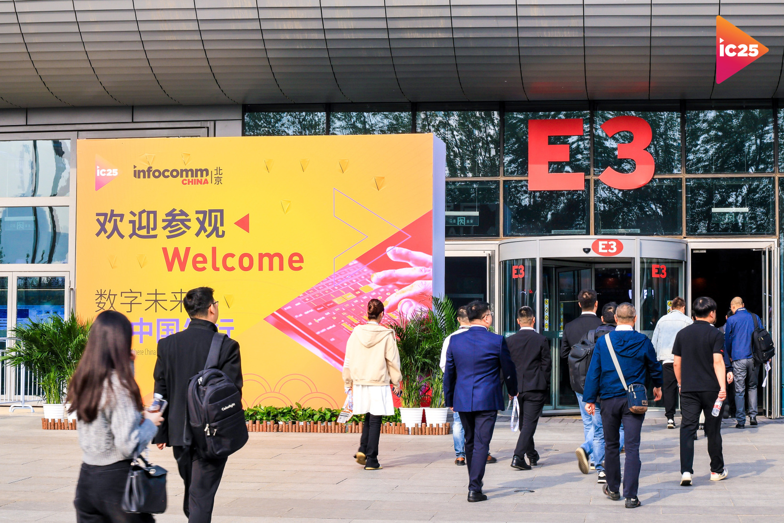 震撼亮相北京IFC！視美樂業(yè)內(nèi)首款HEP780 4K & 23000LM 6P投影機(jī)綻放光彩！